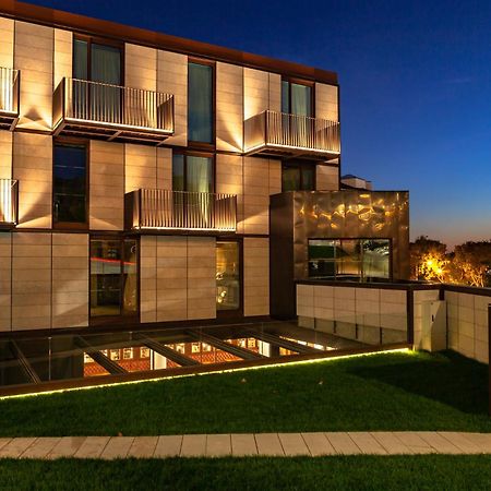 Wine & Books Lisboa Hotel Exterior foto The hotel at night