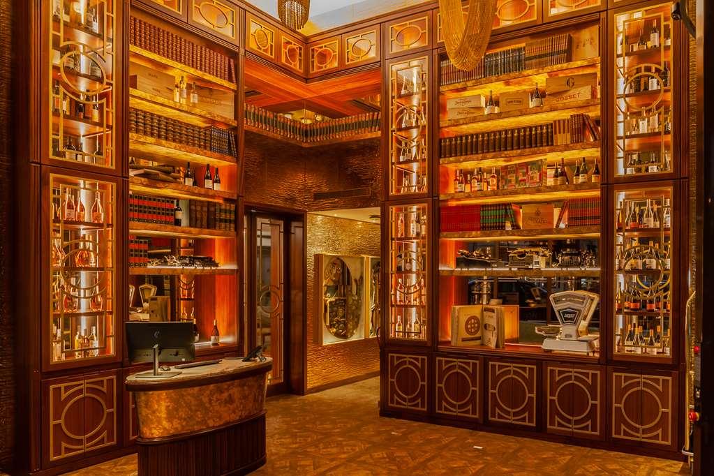 Wine & Books Lisboa Hotel Exterior foto The interior of the Harry Potter store at Platform 9¾ at King's Cross
