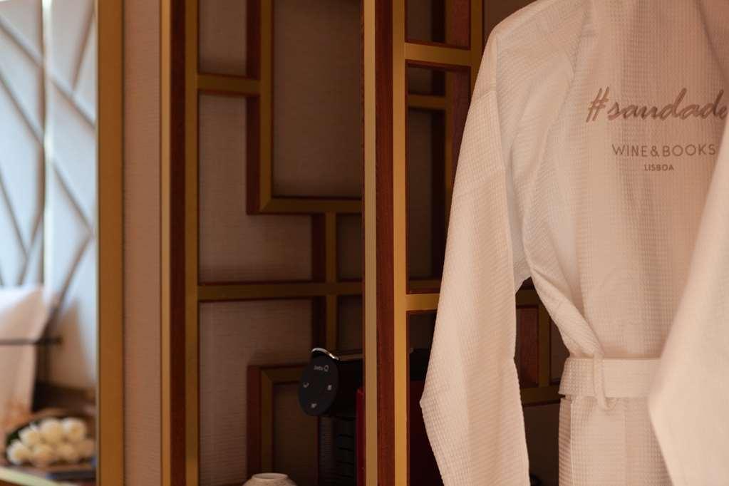 Wine & Books Lisboa Hotel Cameră foto A bathrobe