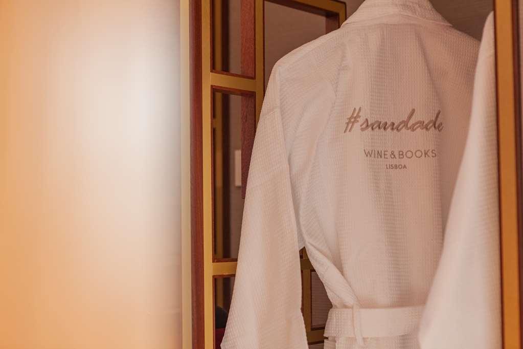 Wine & Books Lisboa Hotel Cameră foto A bathrobe