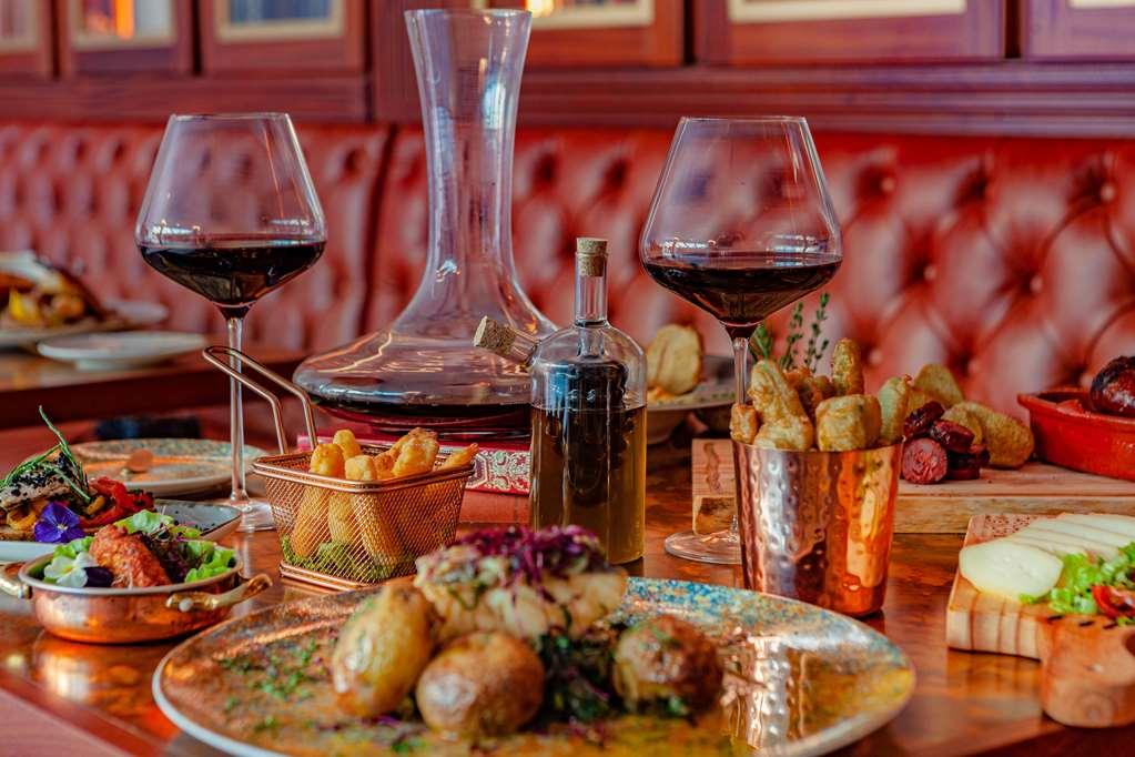 Wine & Books Lisboa Hotel Restaurant foto A wine decanter
