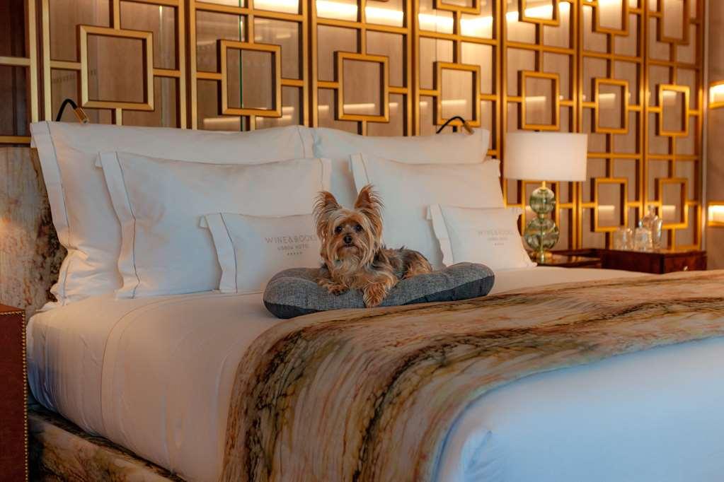 Wine & Books Lisboa Hotel Facilități foto A dog on a bed