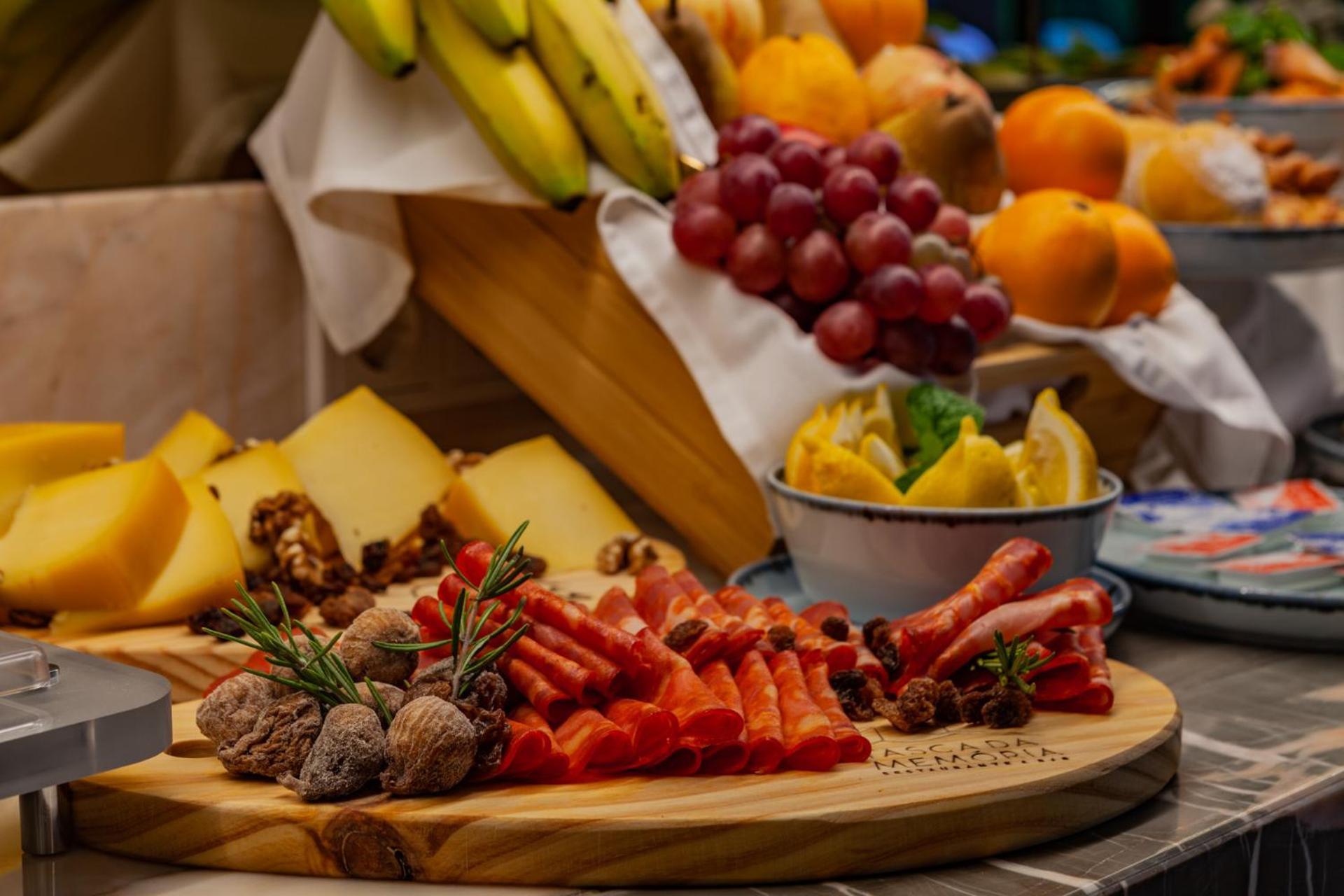 Wine & Books Lisboa Hotel Exterior foto A selection of fruit and cheese